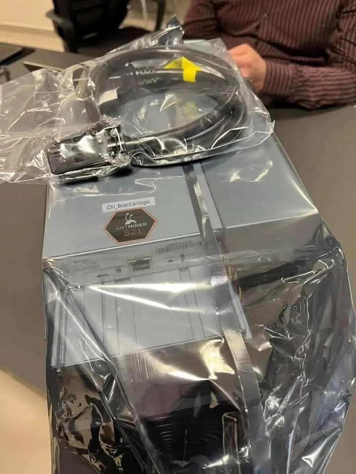BITMAIN Antminer S21 200TH/s Bitcoin Miner Brand New ASIC Mining Machine